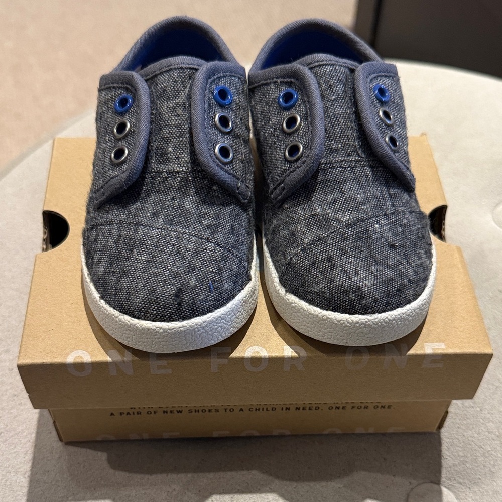 Toms Little Kids Slip-On Sneakers in Dark Gray New With Box (size 6)